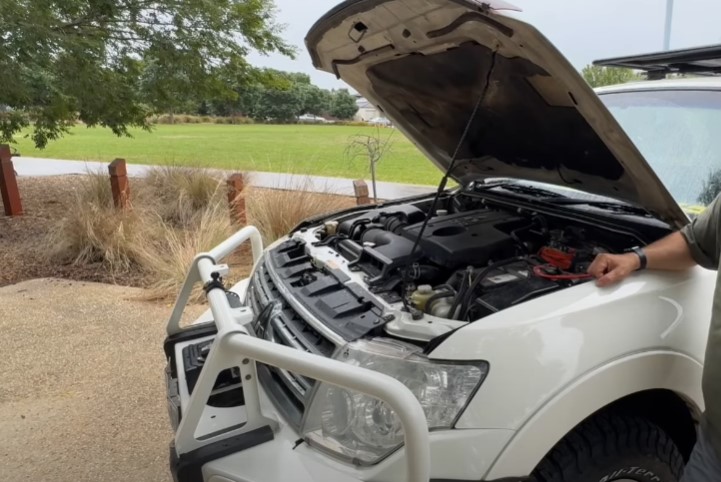 Does a smart battery isolator need to be installed near the starter battery, or can it be placed closer to the auxiliary (leisure) battery at the other end of the system?